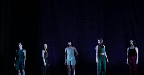 Cinque danzatrici in scena, atmosfera intensa e misteriosa.