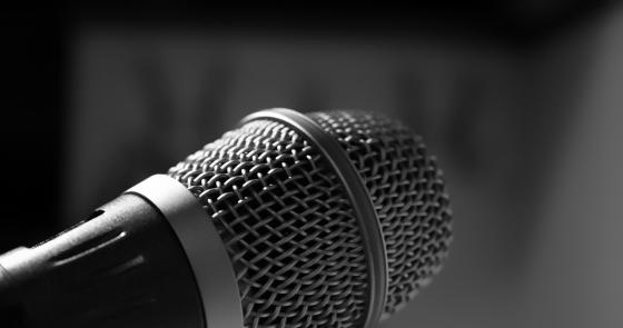 Microfono in bianco e nero evoca musica e parole potenti.