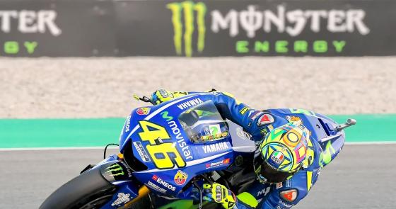 Moto in curva, velocità e adrenalina pura su pista.