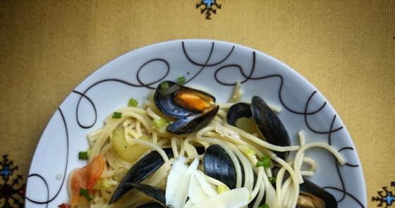 Spaghetti con cozze e formaggio, un'esplosione di sapori marini e freschezza.