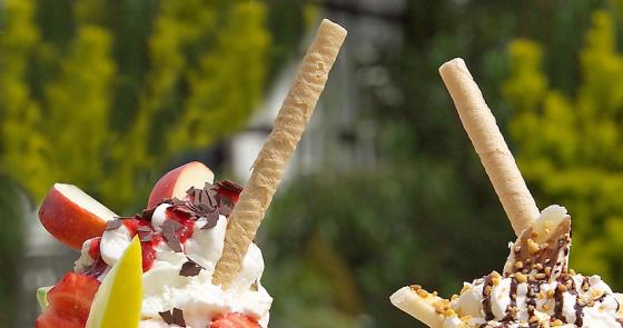 Gelati colorati con frutta fresca e cialde, pura gioia estiva.