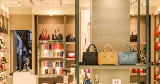 Negozio elegante con borse colorate e scarpe alla moda, atmosfera raffinata.