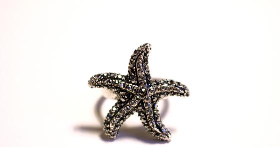 Anello a forma di stella marina, scintillante e affascinante.