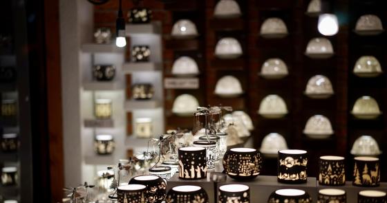 Candele decorative illuminano l'ambiente con calore e magia.