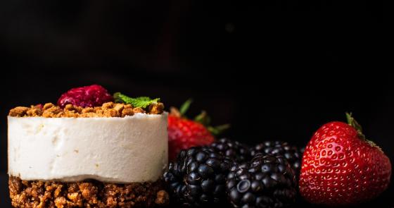 Dolce cremoso con frutti di bosco, invitante e colorato.