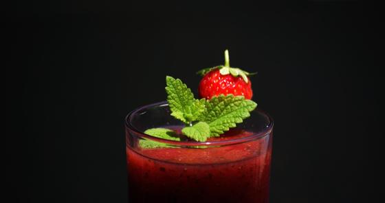 Frullato rosso intenso con fragola e menta, fresco e invitante.