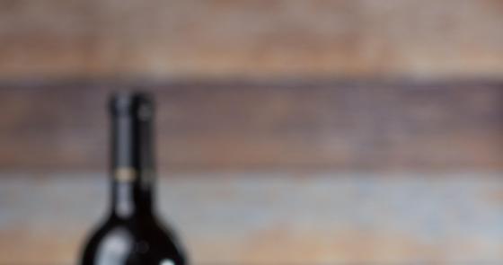 Cannelloni ricchi di spinaci, con vino rosso e atmosfera accogliente.