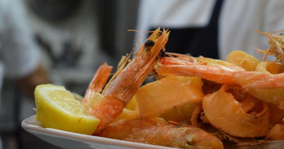 Piatto di fritto misto di mare con limone, croccante e invitante.