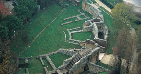 Rovine antiche evocano storie di un passato vibrante e misterioso.