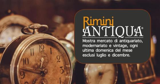 Orologi antichi evocano nostalgia a Rimini Antiqua, mercato vintage mensile.