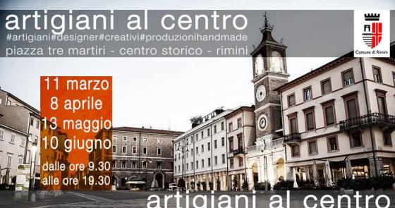 Evento artigianale vibrante a Rimini, piazza storica, creatività e design.