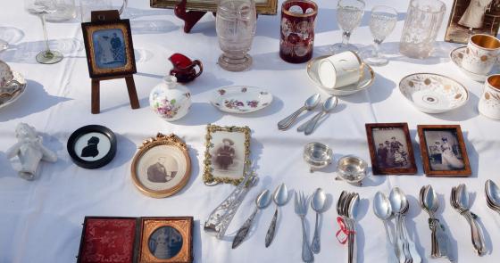 Oggetti d'epoca su un tavolo evocano nostalgia e raffinatezza.