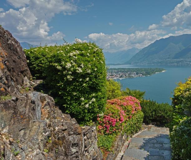Lesa, Piemonte: Un Angolo Incantato sul Lago Maggiore