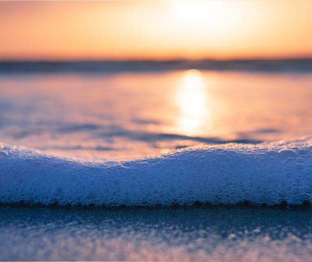 Il Mare d’Inverno e le Bolle sulla Spiaggia